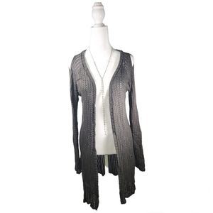 Open shoulder knitted gray long-sleeved cardigan.